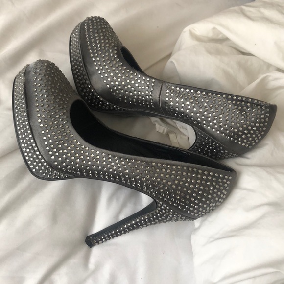 Le Chateu grey sparkle heels - Picture 2 of 2